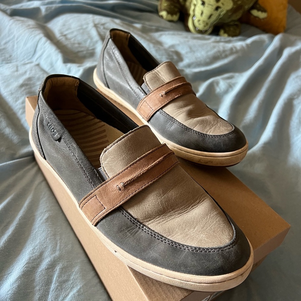 Taos Footwear Upward Two-Tone Leather Slip-On Loafers in Distressed Steel/Taupe